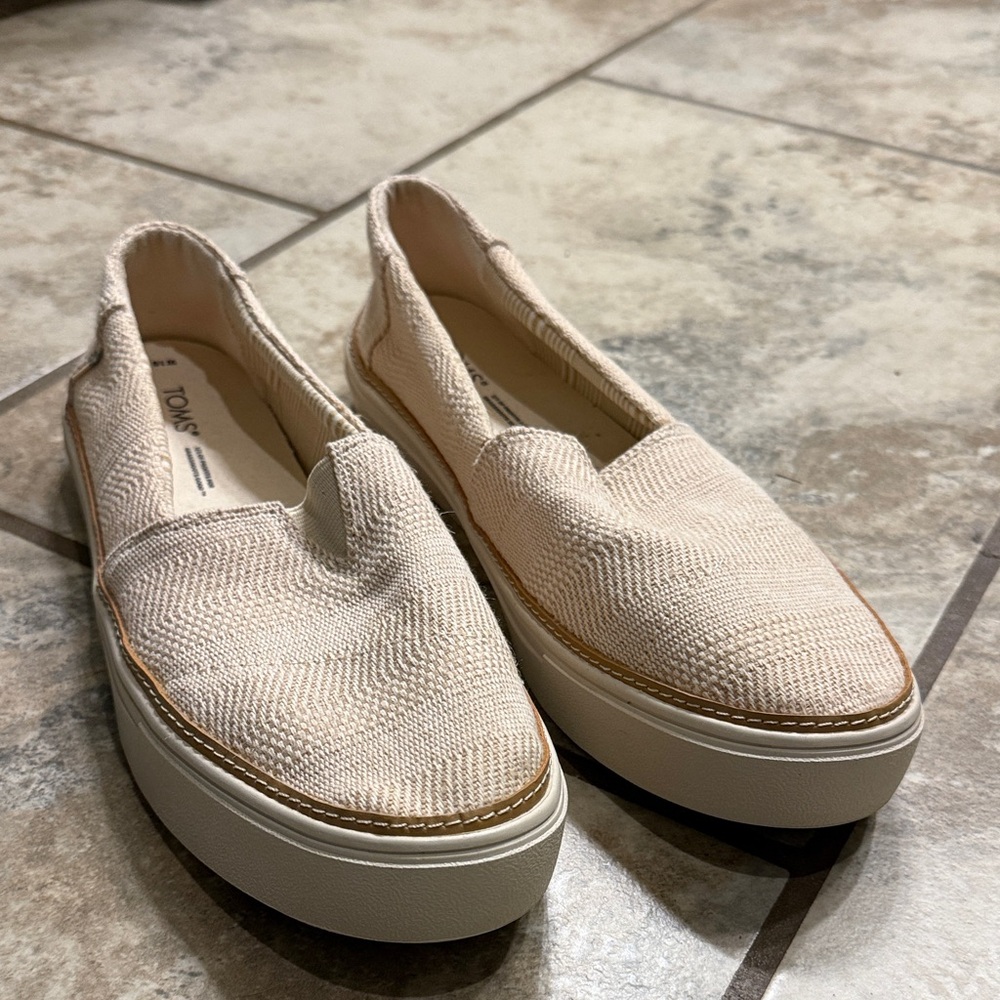 TOMS Women's Beige Textured slip-ons